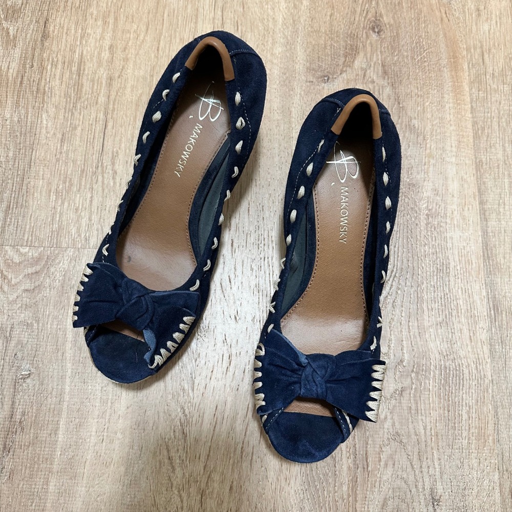 B. MAKOWSKY | Navy Blue Suede Peep Toe Bow Stitch Stacked Heel‎ Pump, Size 8M